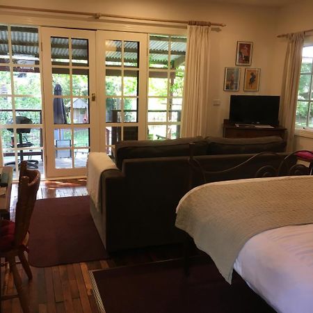 Stone'S Throw Cottage Bed And Breakfast ベルグレーブ エクステリア 写真
